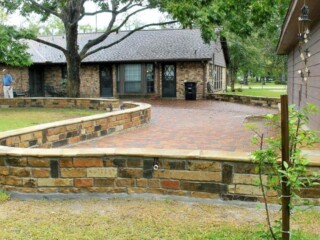 Pavestone plaza3 paver patio with oklahoma chop rock sitting wall.