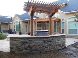 Rearview with cantilever pergola